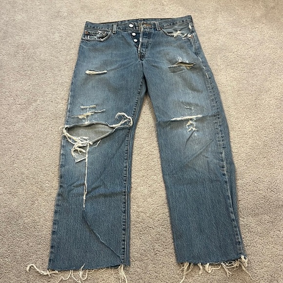 levi’s medium wash jeans. width: 32 length: 34 - Picture 1 of 4